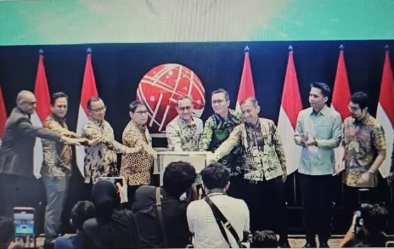 Suasana aktivitas perdagangan saham di lantai bursa Bursa Efek Indonesia, Jakarta, dengan layar grafik pergerakan indeks harga saham.