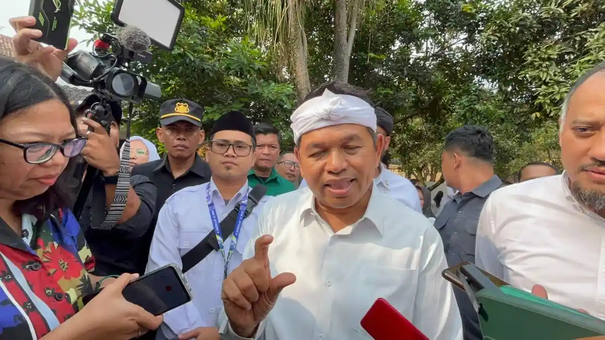 Gubernur Jawa Barat Dedi Mulyadi saat memberikan keterangan pers terkait pemberantasan peredaran minuman keras dan obat keras ilegal di wilayah Jawa Barat.