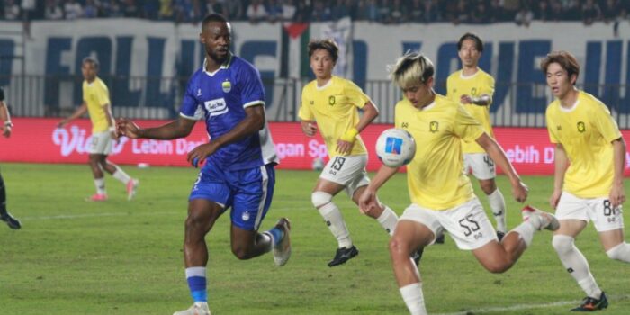 Pemain belakang Persib Bandung Gabriel Mutombo saat menjalani sesi latihan menjelang pertandingan semifinal Piala Presiden 2026.