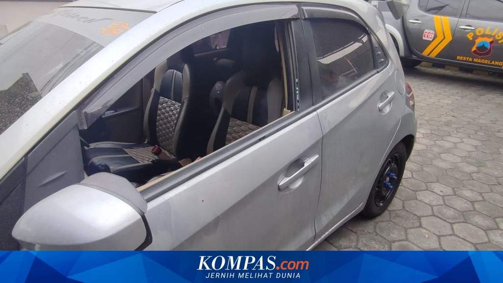 Garis polisi di lokasi kejadian tempat mobil korban mengalami pecah kaca di kawasan perumahan padat penduduk di Gunung Putri, Bogor.