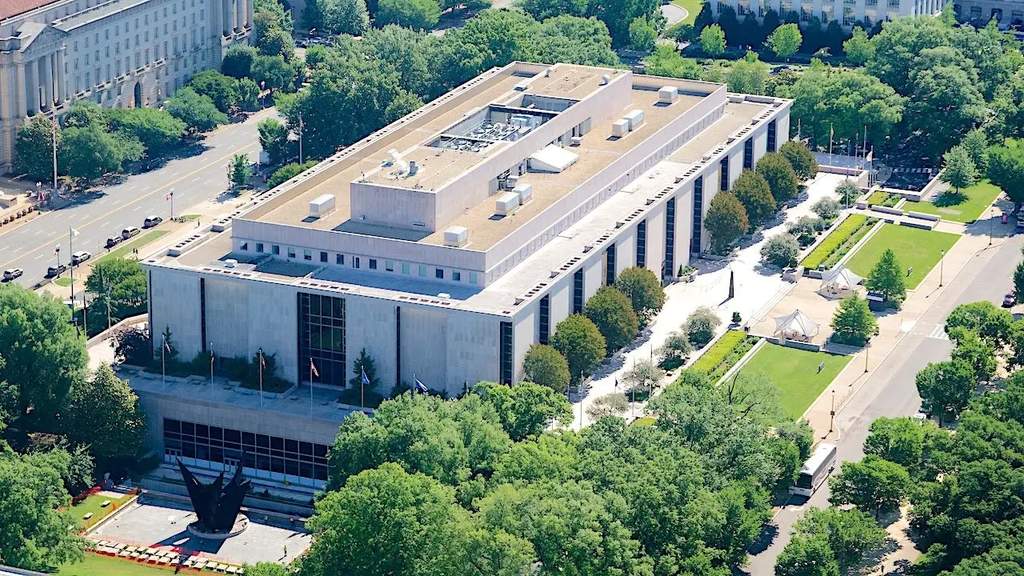 Tampak luar Smithsonian Castle di Washington, D.C., dengan area sekitar museum yang ramai dikunjungi wisatawan pada siang hari.