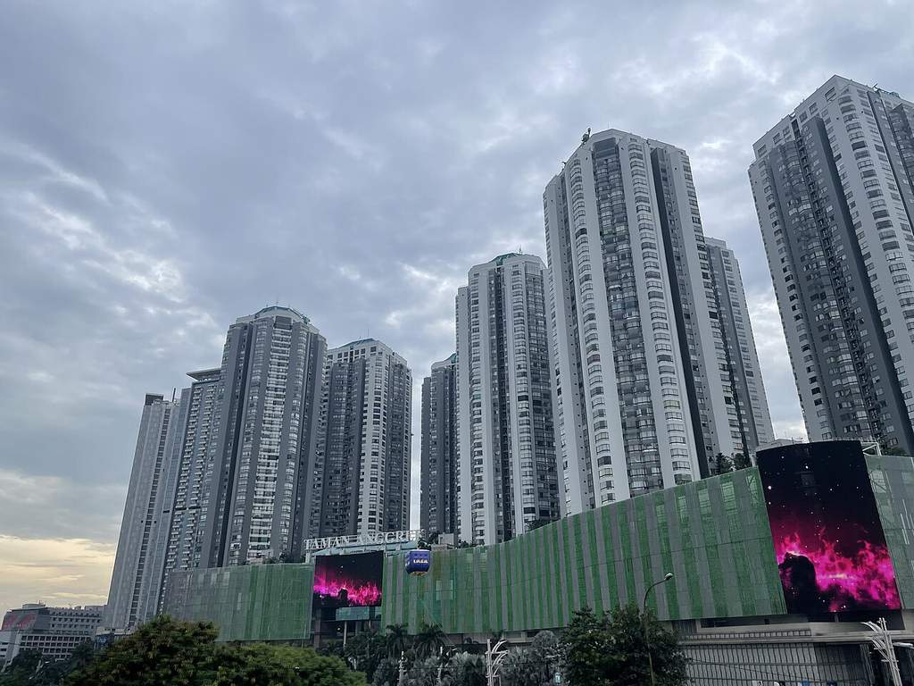 Tampak depan gedung Mal Taman Anggrek dengan arsitektur khas berwarna merah dan putih di kawasan Tanjung Duren, Jakarta Barat.