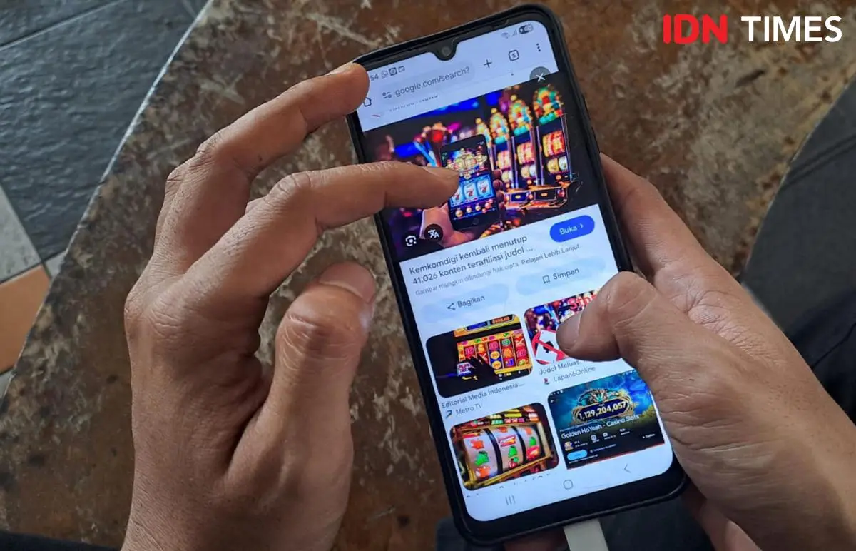 Ilustrasi transaksi digital menggunakan kode QRIS pada gawai pintar di tengah maraknya kasus judi online.