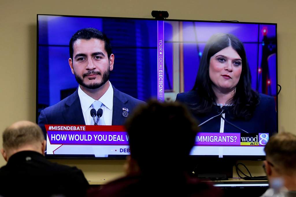 Kandidat Senat AS dari Partai Demokrat, Abdul El-Sayed dan Haley Stevens, melakukan kampanye terakhir menjelang pemilu pendahuluan di Michigan.