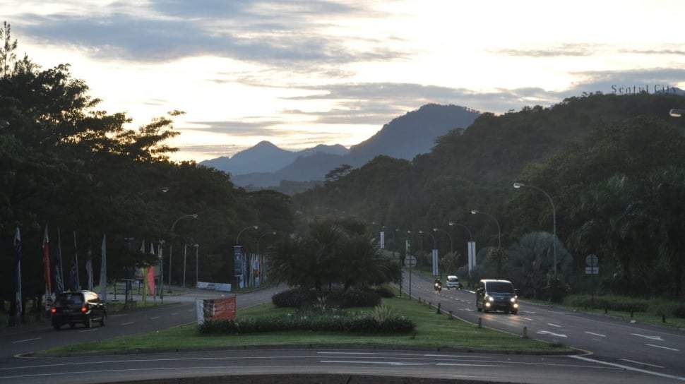 Kawasan perbukitan hijau dengan fasilitas perumahan modern di Sentul City yang mengusung konsep hunian ramah lingkungan dan udara segar.