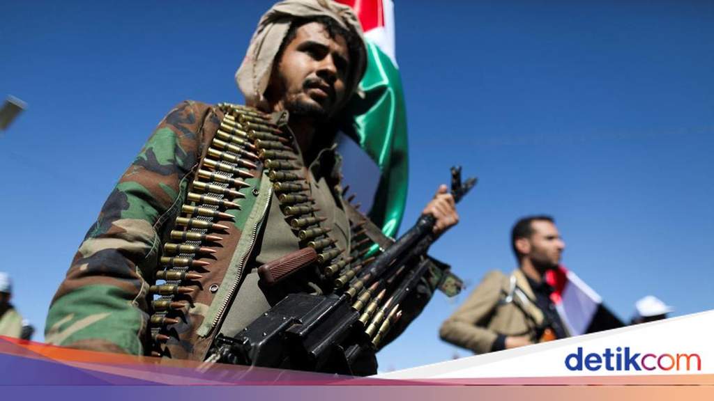 Kondisi kerusakan bangunan masjid dan kendaraan di dekat lokasi ledakan proyektil kelompok Houthi di Provinsi Jazan, Arab Saudi.