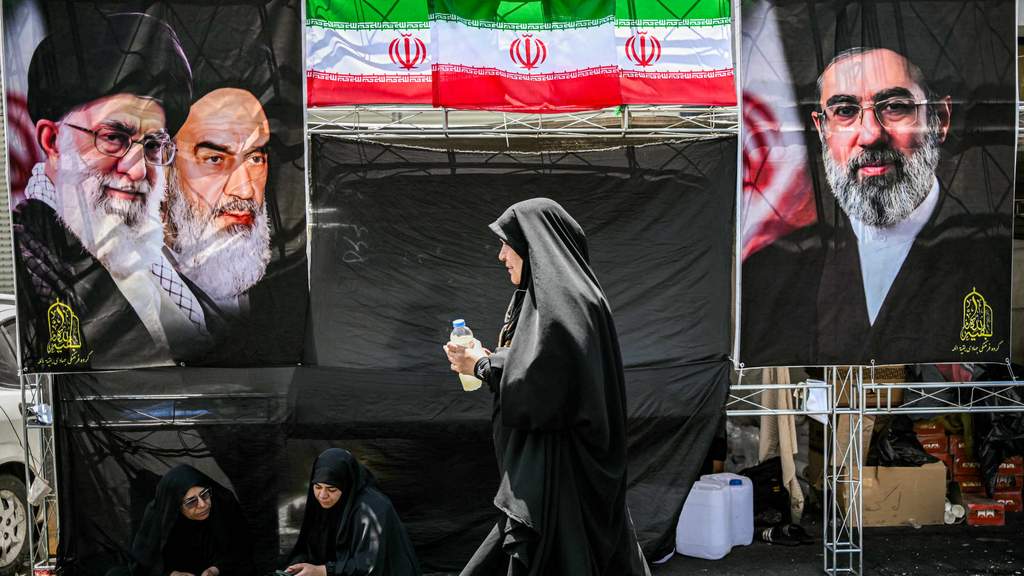 Peta wilayah Timur Tengah dengan menara pengawas militer dan bendera Iran berkibar di bawah langit senja yang menggambarkan situasi ketegangan geopolitik.