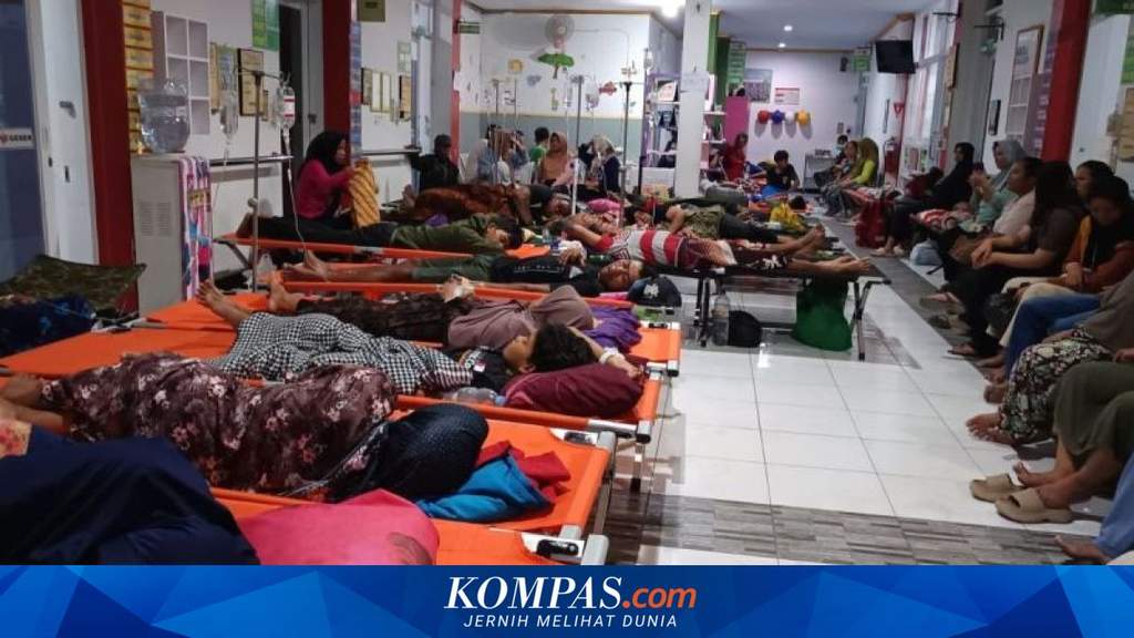 Suasana penanganan medis di Puskesmas Tomo, Kabupaten Sumedang, saat puluhan warga mendapatkan perawatan akibat dugaan keracunan makanan.