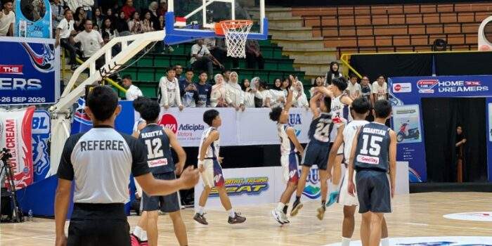 Suasana kompetisi bola basket pelajar SMA dalam ajang Honda DBL 2026 West Java Series di arena pertandingan yang dipadati penonton.