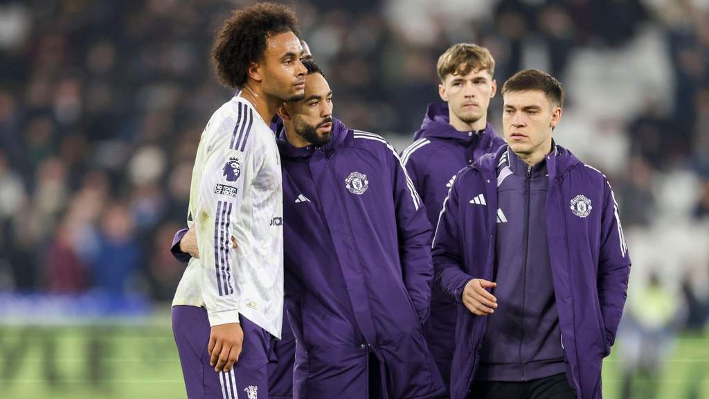 Penyerang Manchester United Joshua Zirkzee saat memegang bola dalam sesi latihan di pusat pelatihan klub.