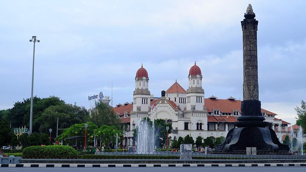 Pemandangan kawasan pusat Kota Semarang dengan lanskap perkotaan pesisir yang dinamis dan gedung-gedung perkantoran modern.