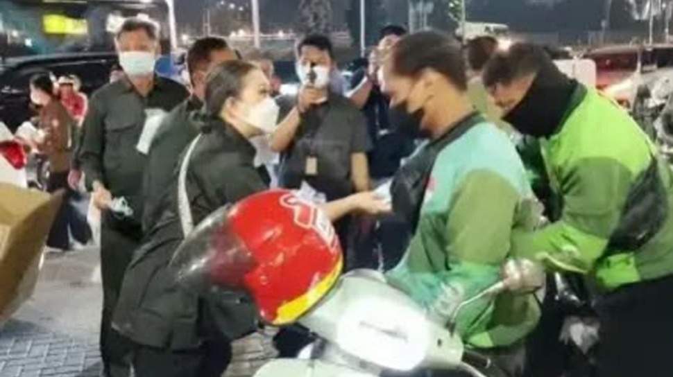 Perwakilan manajemen membagikan masker medis gratis secara langsung kepada warga yang berada di kawasan terdampak abu vulkanik Gunung Anak Krakatau.