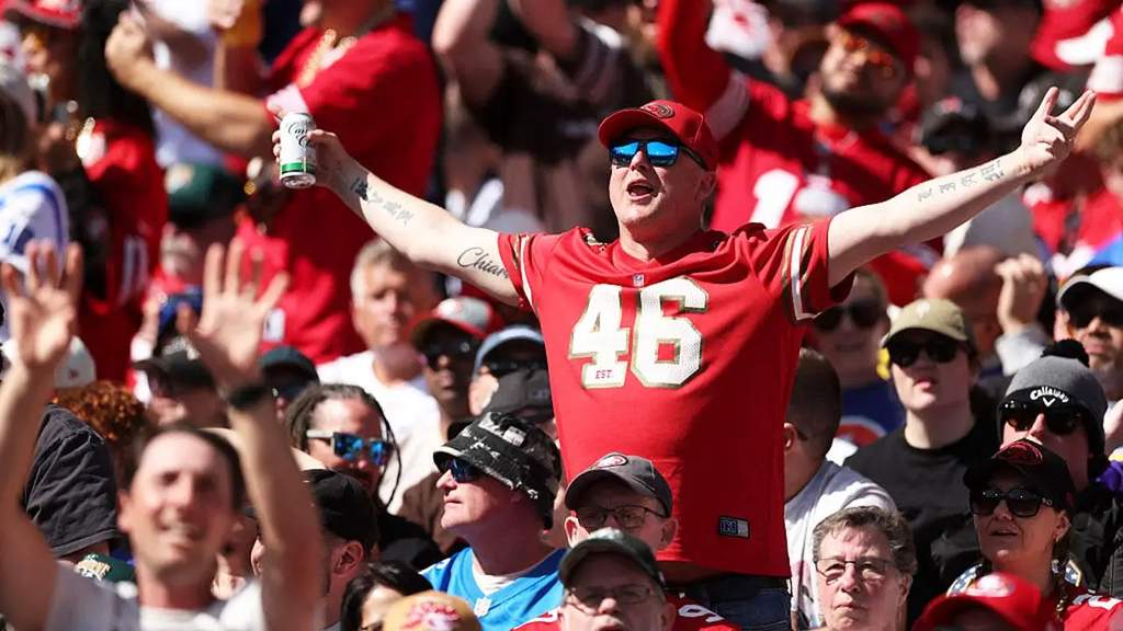 Stadion Melbourne Cricket Ground dipenuhi penonton saat pertandingan NFL antara Los Angeles Rams melawan San Francisco 49ers di Melbourne, Australia.