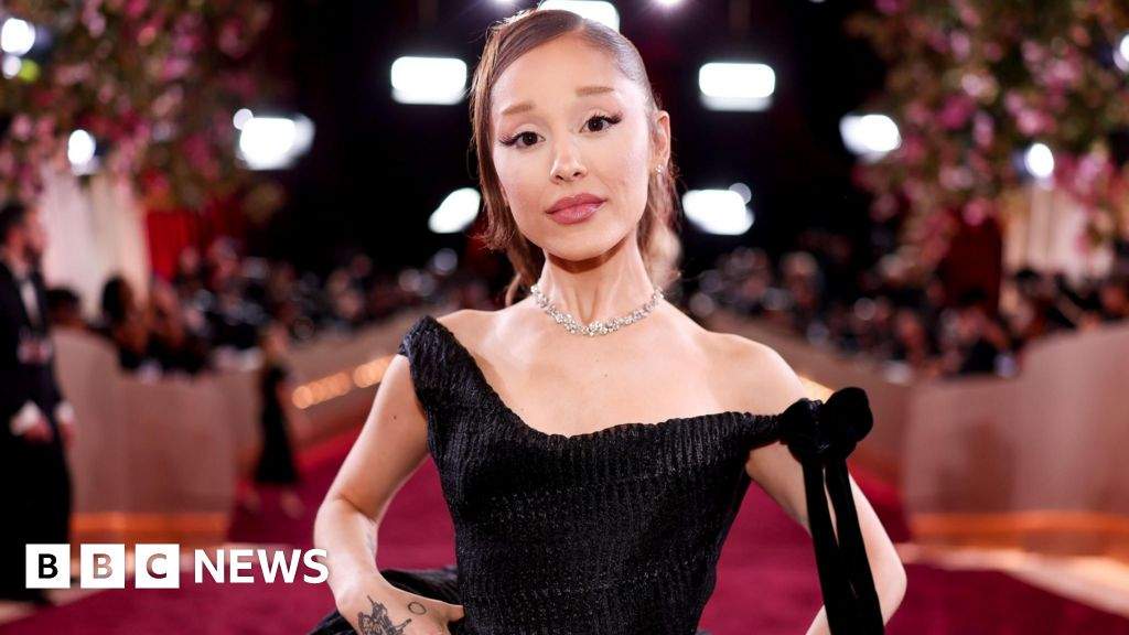 Penyanyi asal Amerika Serikat Ariana Grande saat tampil di atas panggung dalam balutan busana konser dengan tata lampu megah.