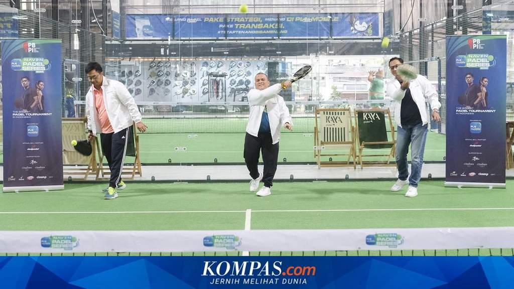 Suasana kompetisi olahraga padel dalam ajang PLN Mobile Naven Padel Series 2026 yang berlangsung meriah di Kota Bandung.