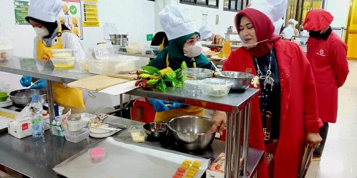 Suasana grand final Sayembara Cipta Rasa INA di pabrik Ina Cookies Bandung yang menampilkan para peserta meracik kue kering menggunakan bahan tradisional.