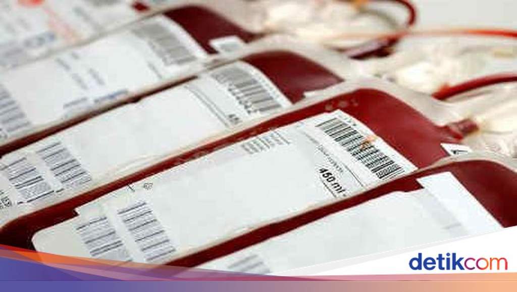 Suasana kegiatan donor darah kemanusiaan di gedung Unit Transfusi Darah (UTD) PMI Kabupaten Cianjur dengan keterlibatan aparat kepolisian.