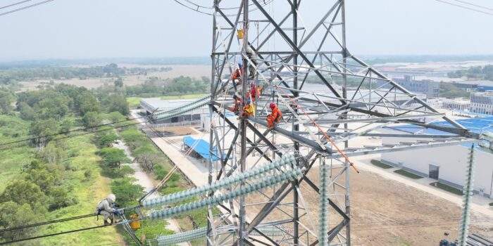 Petugas Tim Pekerjaan Dalam Keadaan Bertegangan (PDKB) PLN sedang melakukan pemeliharaan jaringan transmisi SUTET.