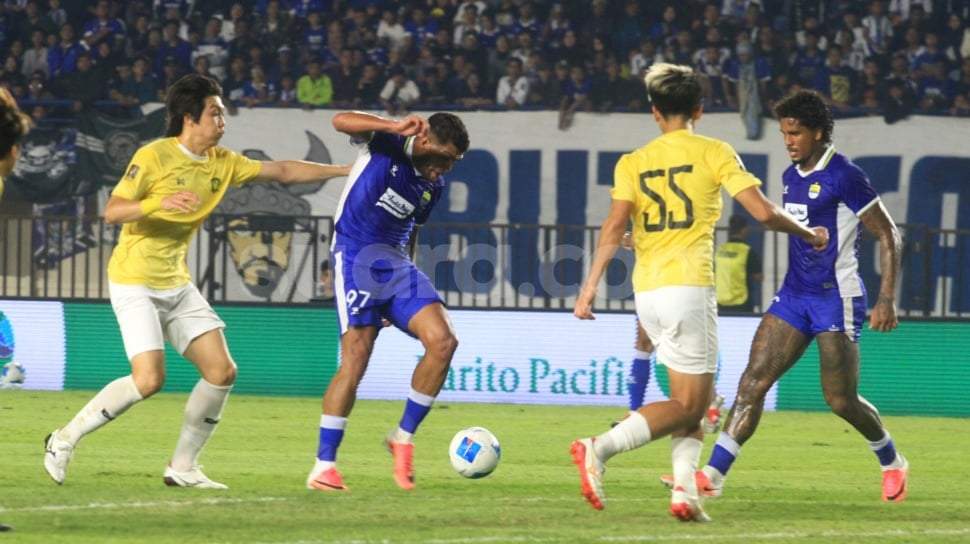 Para pemain Persib Bandung melakukan selebrasi di lapangan Stadion Si Jalak Harupat usai memastikan kemenangan atas Tampines Rovers dalam ajang Piala Presiden 2026.