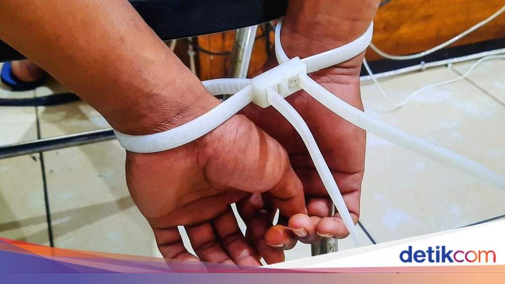 Tampak depan gedung sekolah dengan gerbang tertutup serta suasana lingkungan area pendidikan di wilayah Kabupaten Subang.