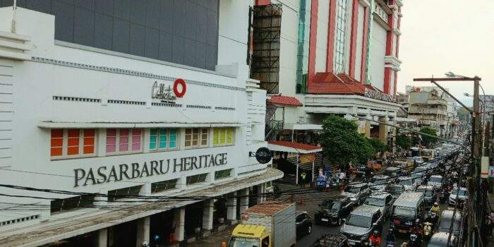 Kawasan pusat perdagangan Pasar Baru di Kota Bandung yang sedang dipersiapkan untuk integrasi jalur transportasi massal Bus Rapid Transit.