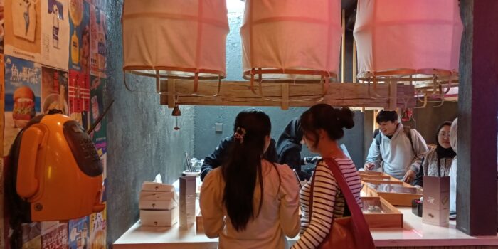 Suasana area yokocho di Sulu in Wo(u)nderland yang berlokasi di lantai 5 gedung Hompimplay Bandung dengan dekorasi visual dan karakter khas Arkiv Vilmansa.