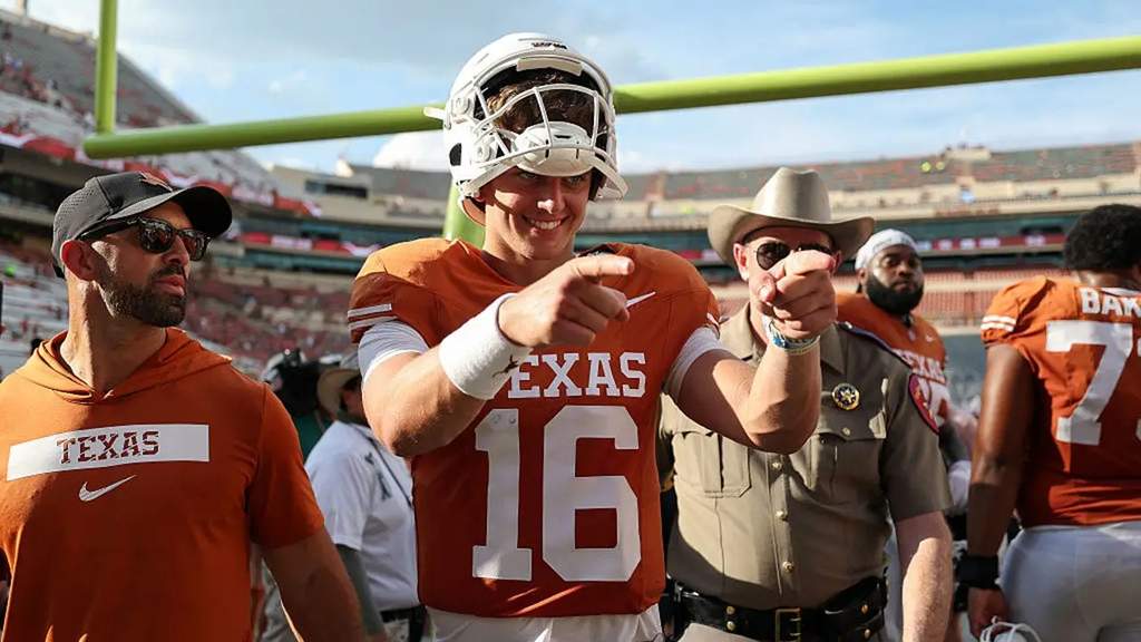Suasana stadion Darrell K Royal-Texas Memorial Stadium di Austin menjelang pertandingan akbar antara Texas Longhorns melawan Ohio State Buckeyes.