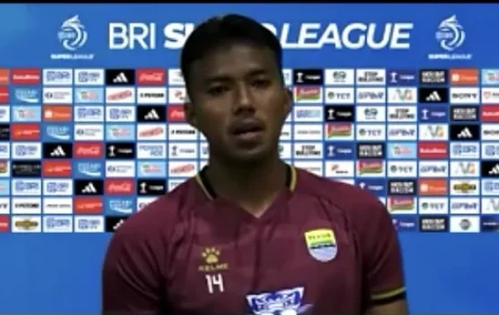 Penjaga gawang Persib Bandung Teja Paku Alam saat mengikuti sesi latihan resmi di lapangan jelang pertandingan menghadapi Persija Jakarta.