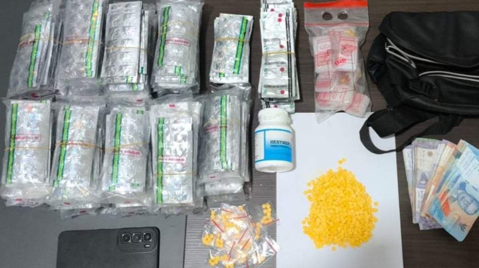 Barang bukti ribuan butir obat keras ilegal siap edar yang berhasil diamankan oleh jajaran Satuan Reserse Narkoba Polres Garut di Jawa Barat.