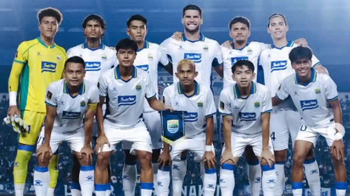 Manajer Persib Bandung Umuh Muchtar memberikan keterangan pers terkait penetapan lokasi semifinal Piala Presiden 2026 di Pulau Bali.